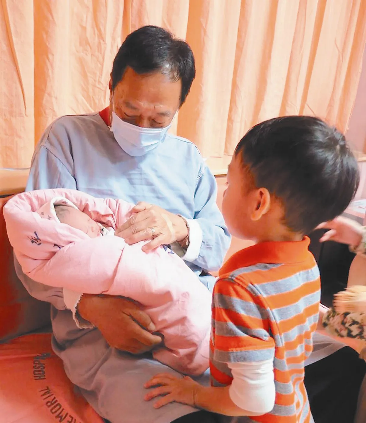 郭台銘喜獲愛女 曉嬡