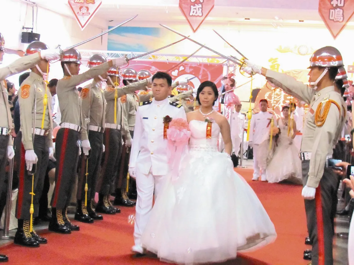 海軍聯合婚禮 66對新人步紅毯
