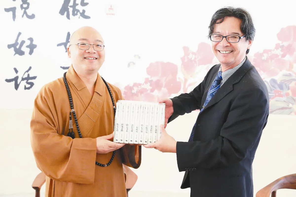 中正大校長領72教員 佛館靜心