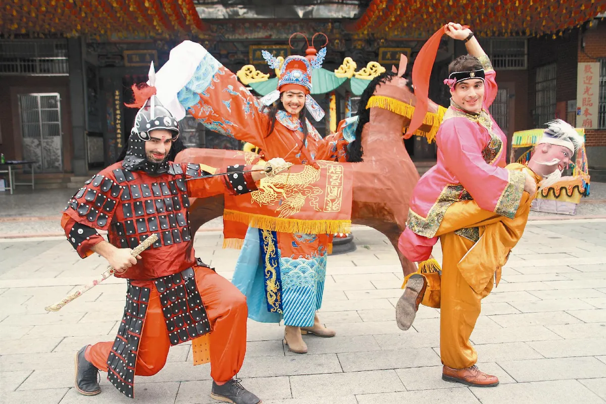 烘焙兄弟瘋台灣 五文昌廟取景 客庄玩布馬陣