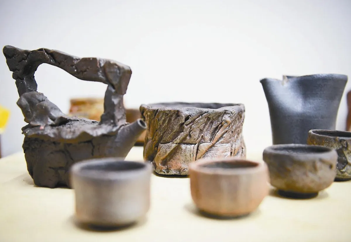 美陶藝家茶壺創作 融地貌變化