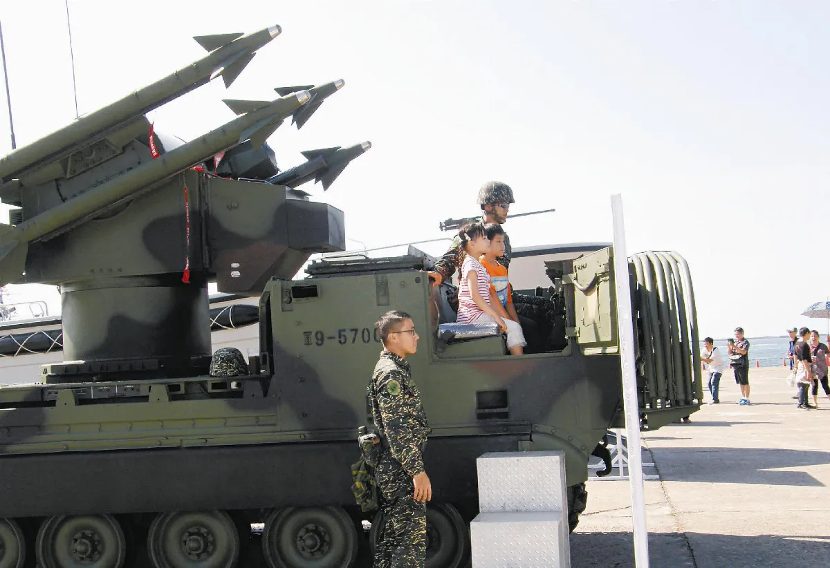 軍港大開放 軍車給你坐