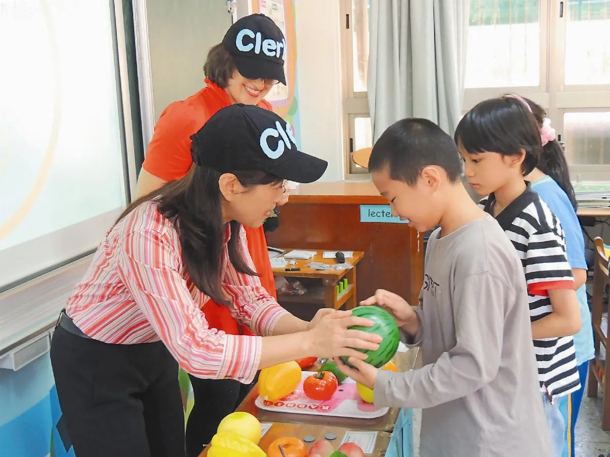 聽英單認識國家 玩大富翁闖關