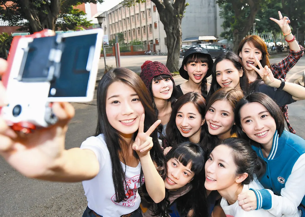 輔大校慶美女年曆 所得捐助偏鄉少棒