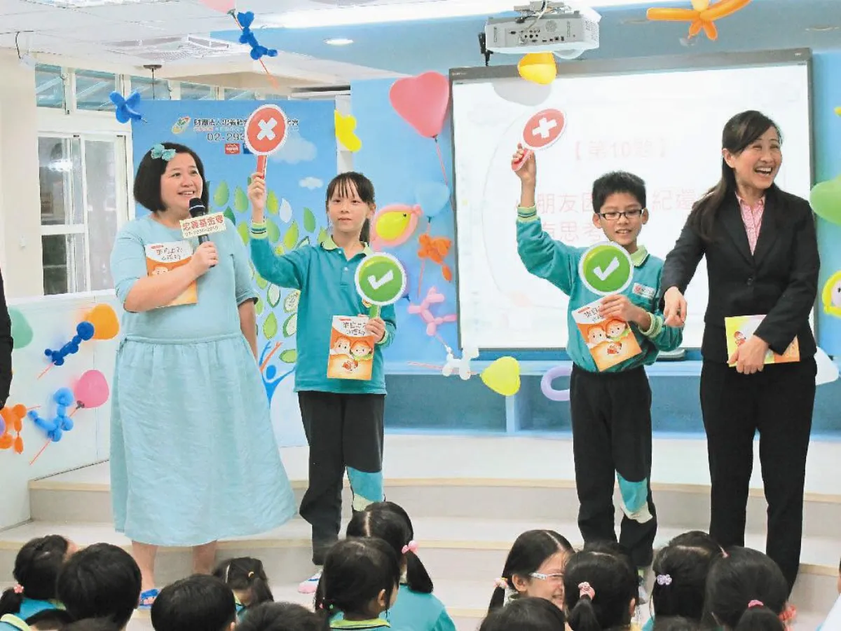 鍾欣凌返母校 勉學弟妹