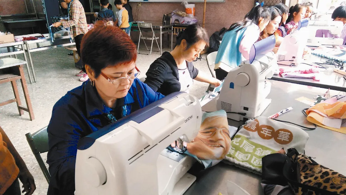 旗幟做背包 縣長議員上身