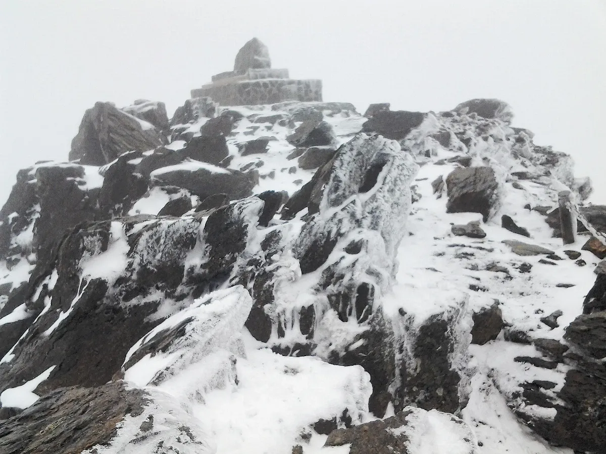 今冬初雪 合歡山遊客樂翻天