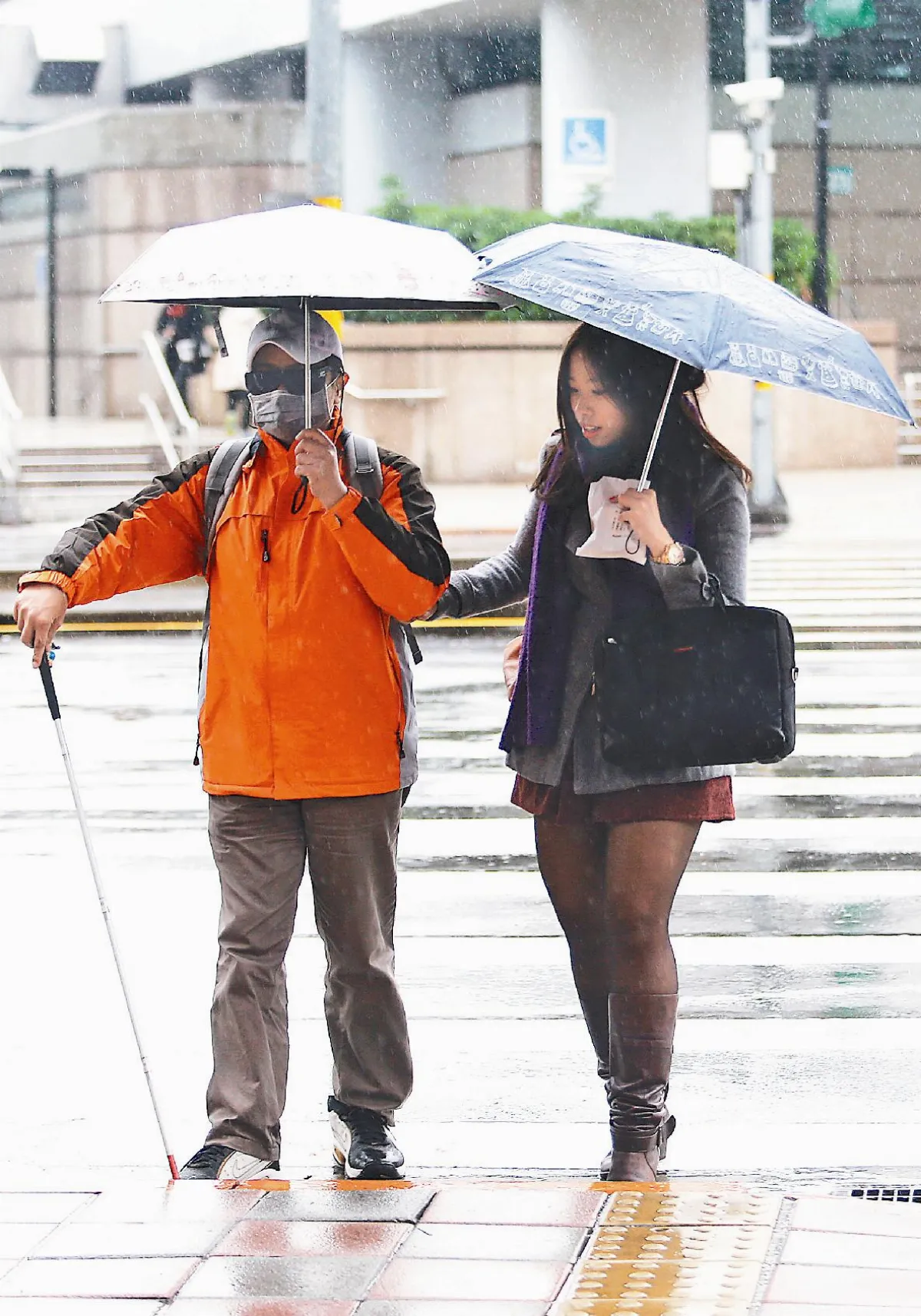 雨中送暖