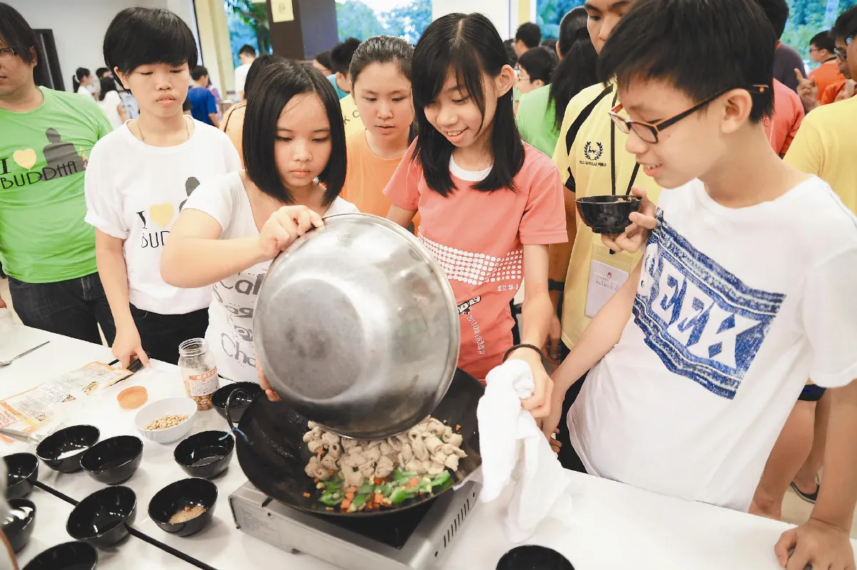 近百大馬青少年 學佛營集合