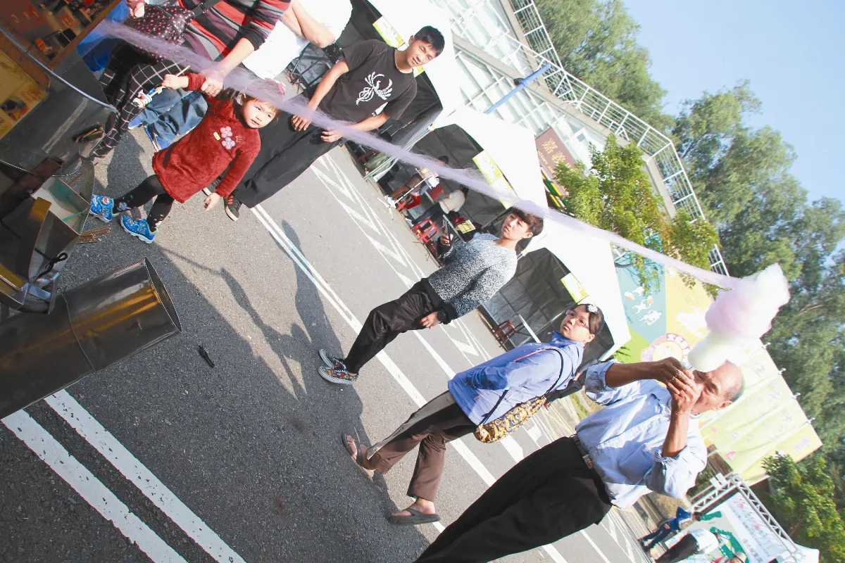 開心果爺爺 拉10公尺棉花糖