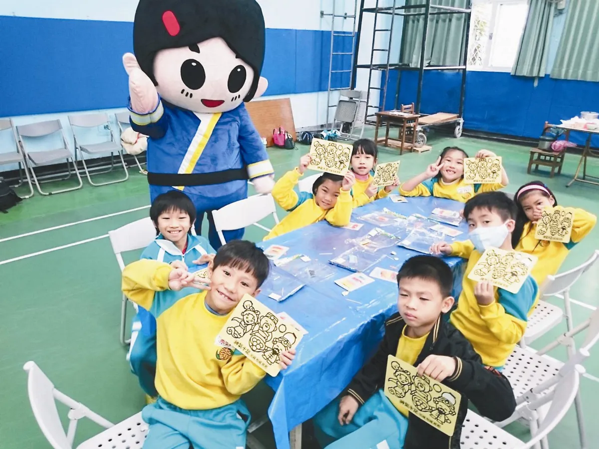 玩沙畫搓湯圓 學童體驗客家文化
