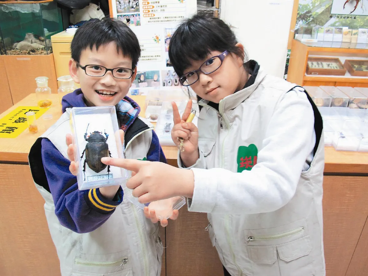 活化校園 崁腳生態教室 孩童介紹鍬形蟲