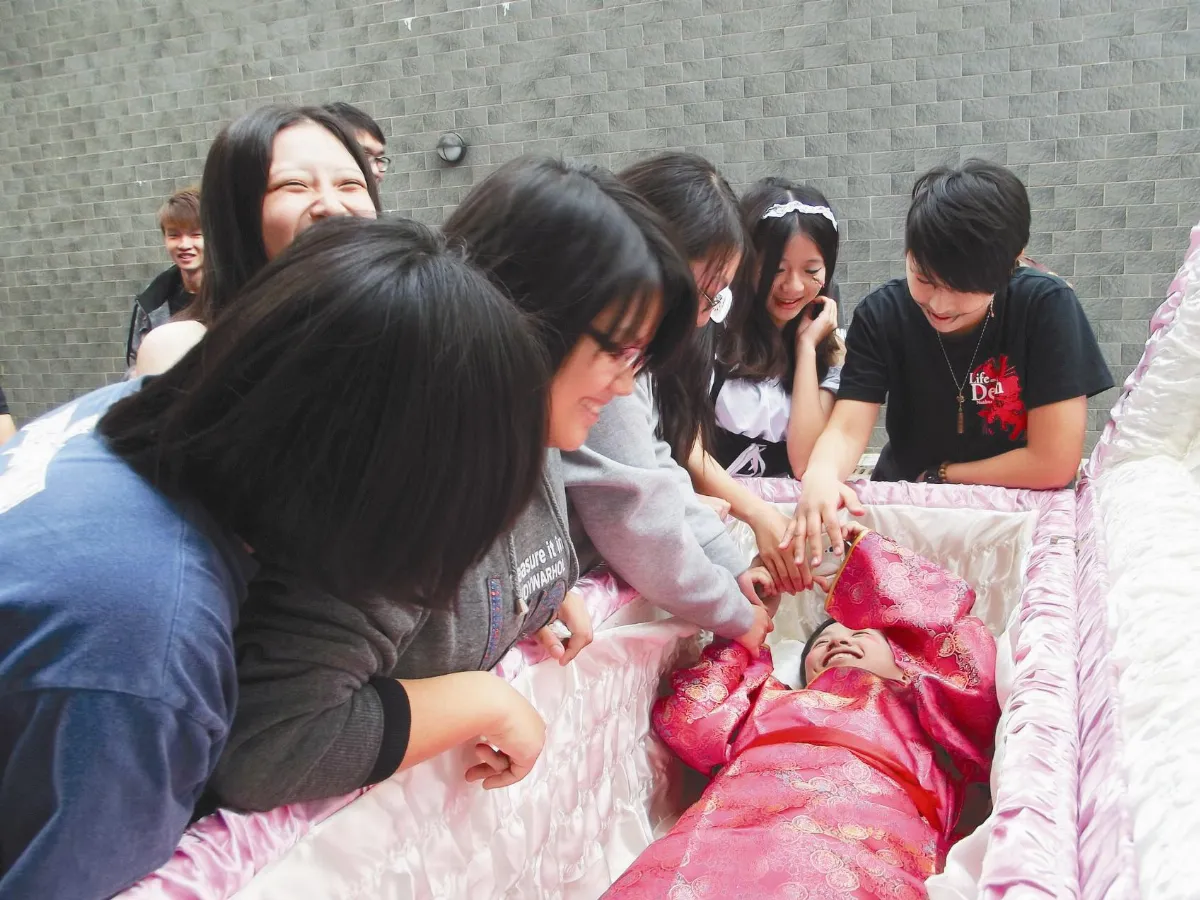 南華獲贈棺木 生死系學生躺著體驗