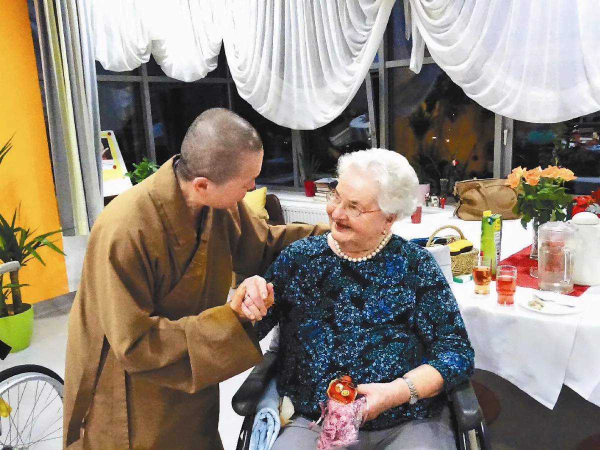 歡笑交織熱淚 送暖奧地利長者