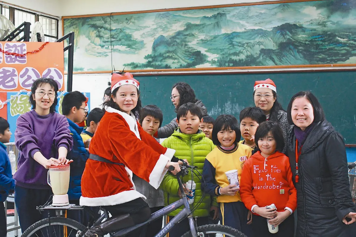 師長扮耶老 踩單車打豆沙奶