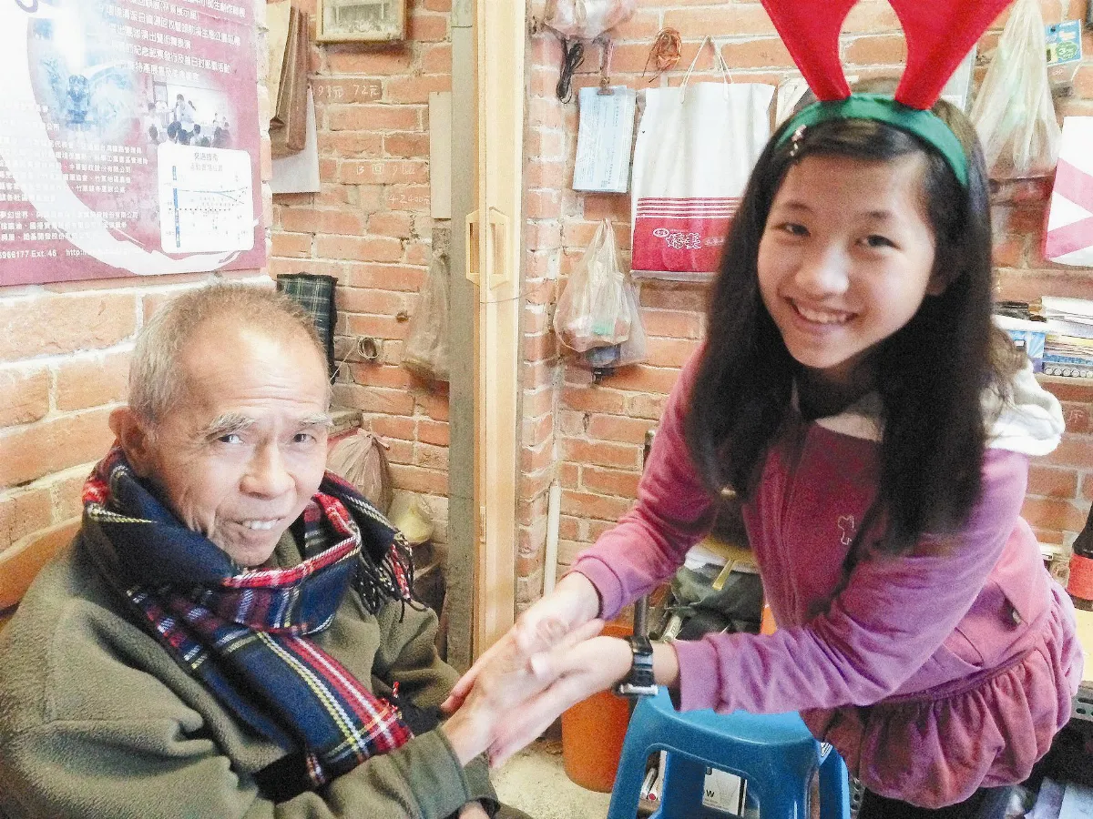 小朋友奉獻 76歲阿公笑呵呵
