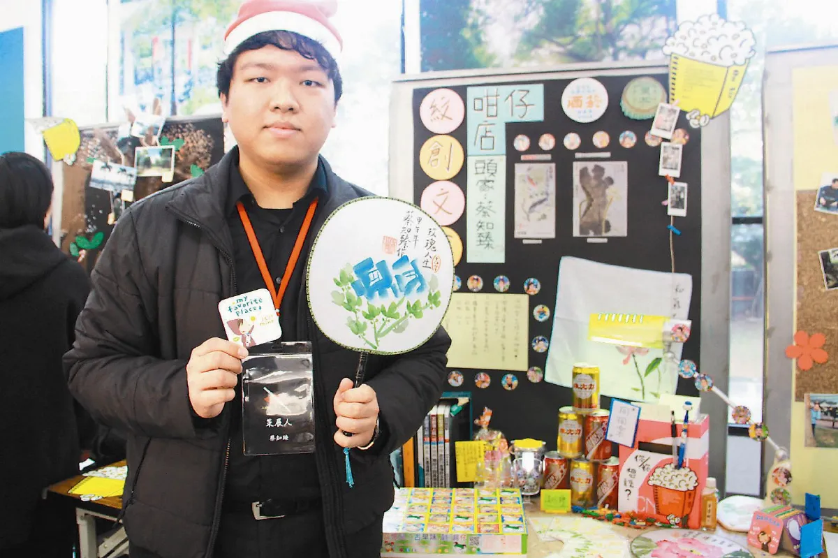 卡片朗讀詩詞 元智畢展閉嘴傳情