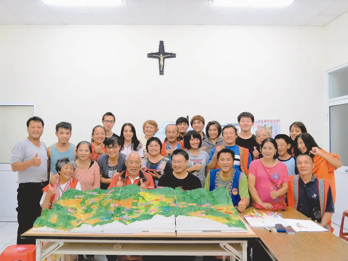 靜宜大學生 前進來吉  製作立體地圖 認識部落文化