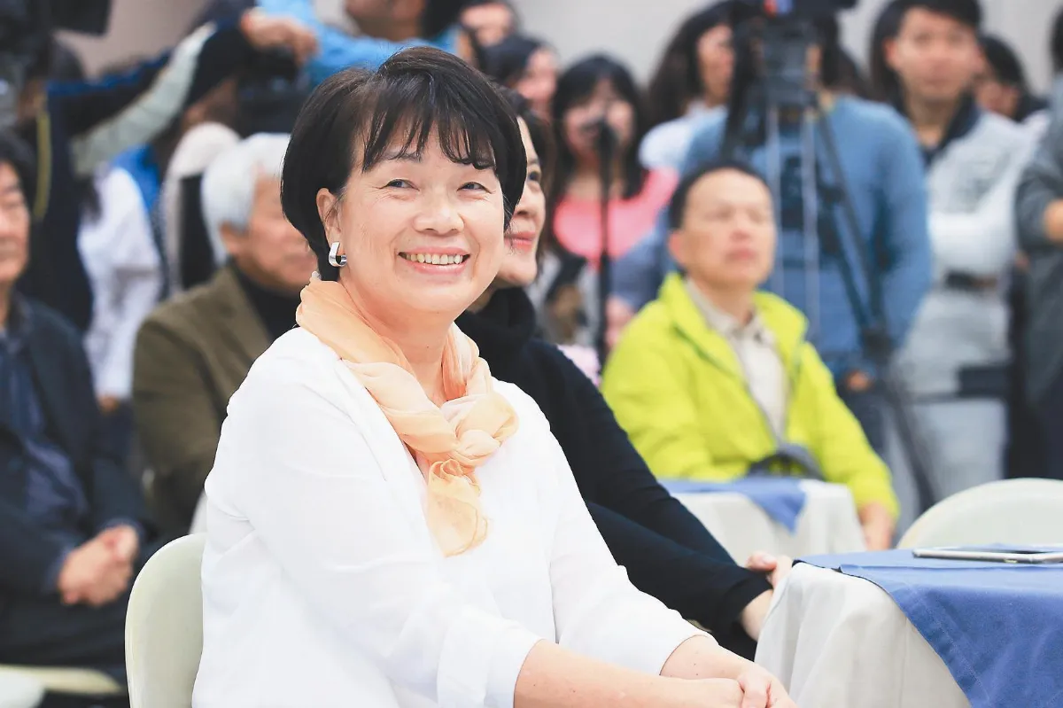 龍應台閃辭  倪重華紛擾中就位