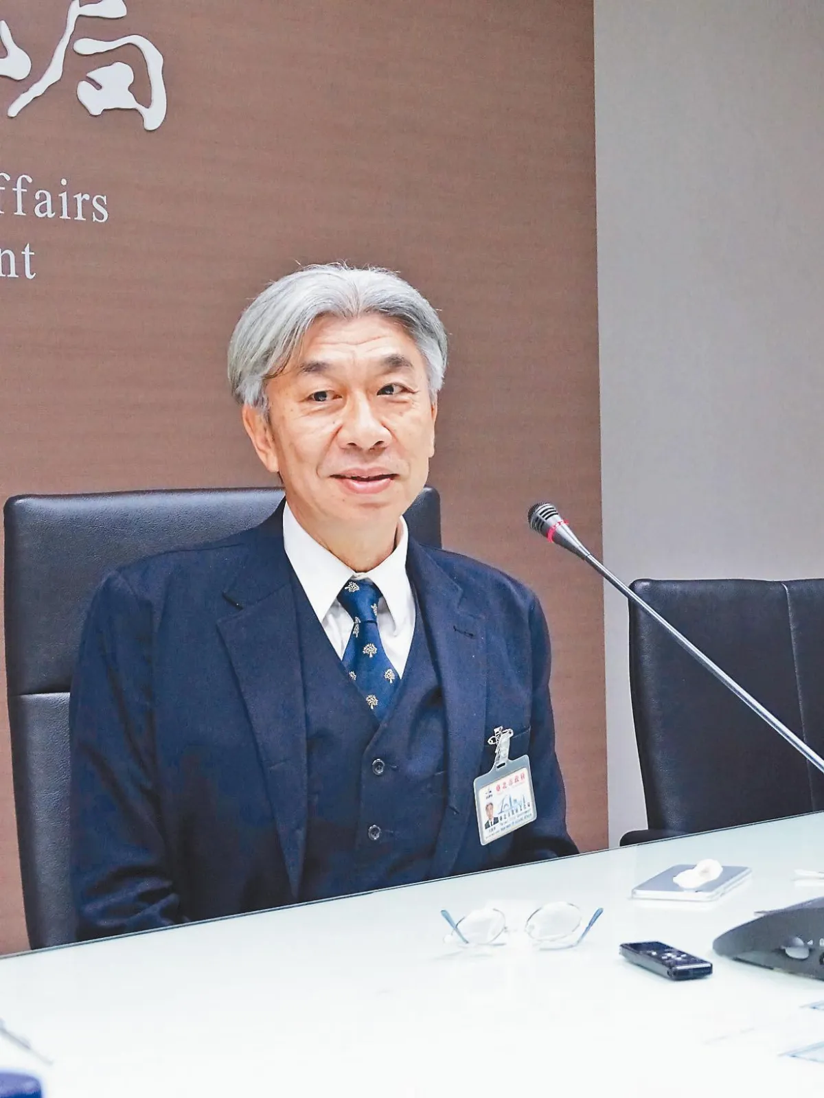 龍應台閃辭  倪重華紛擾中就位