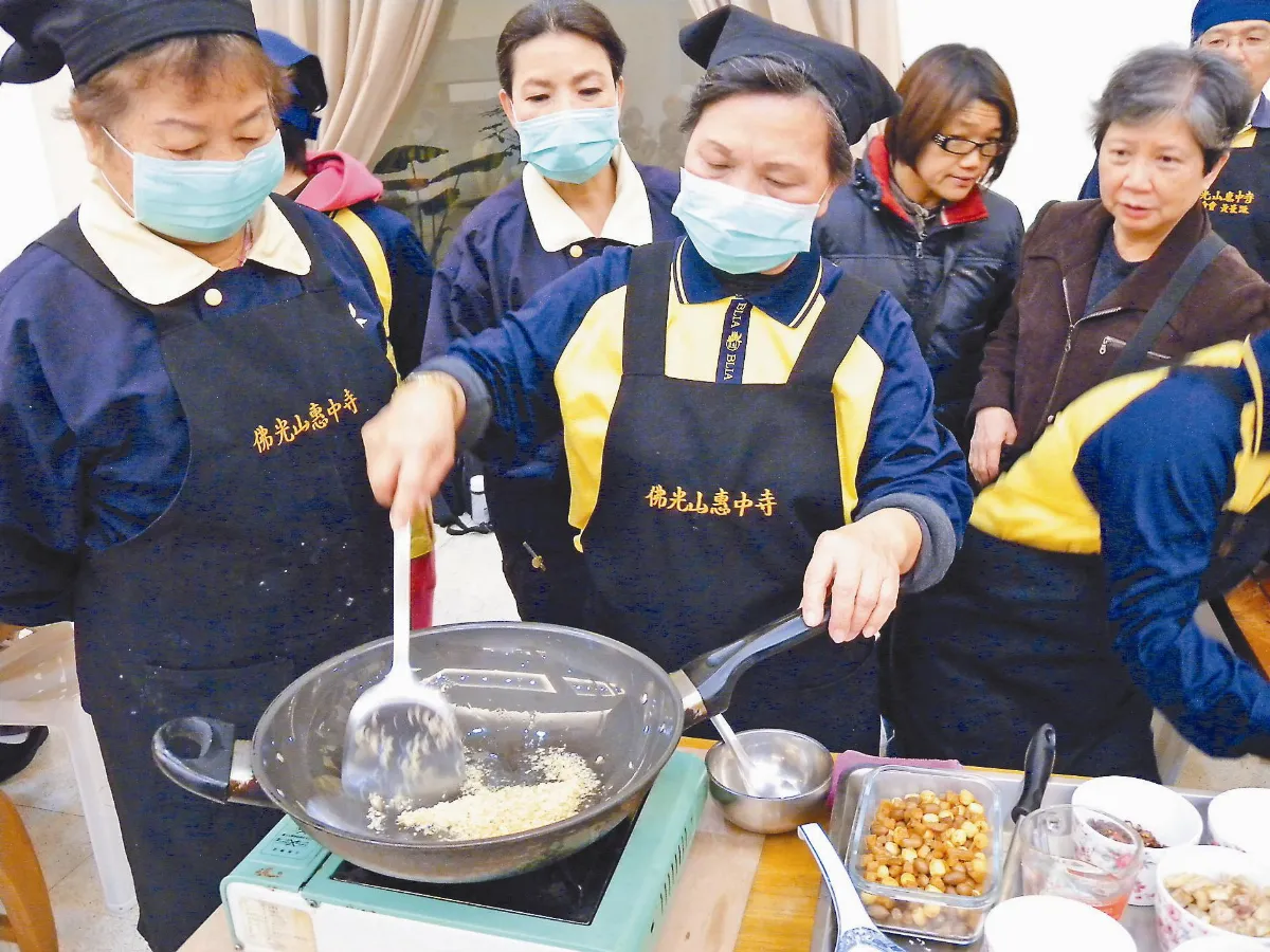傳承佛光味 惠中寺品評臘八粥