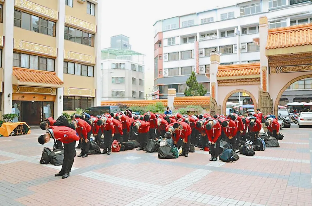 深深鞠躬 表達感謝