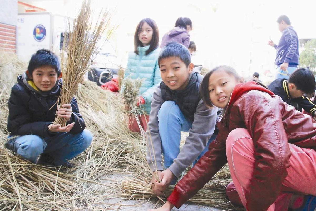 北埔國小 除舊布新 小六生綁乾稻草 為穀倉搭新頂