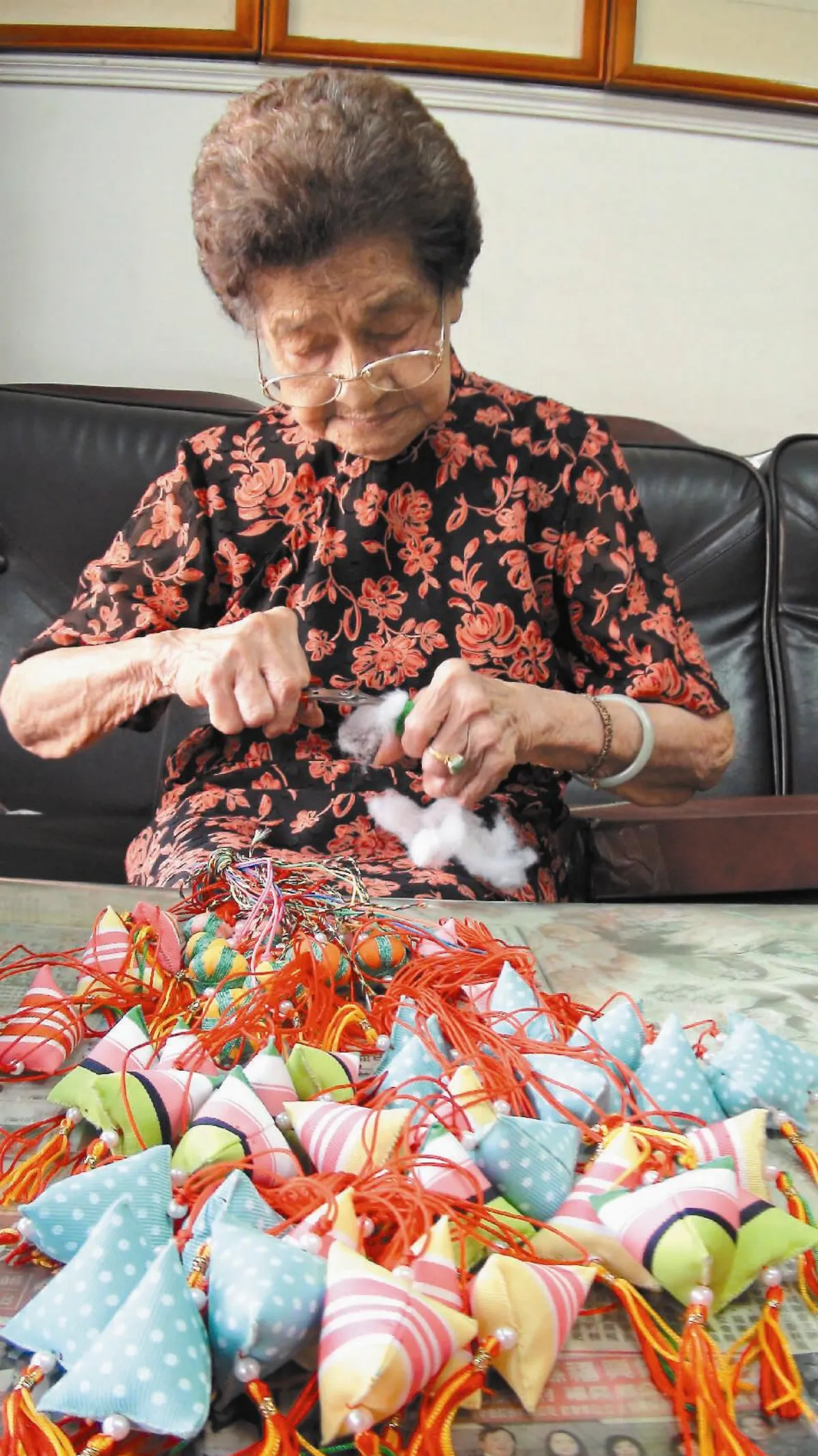 她縫香包憶青春