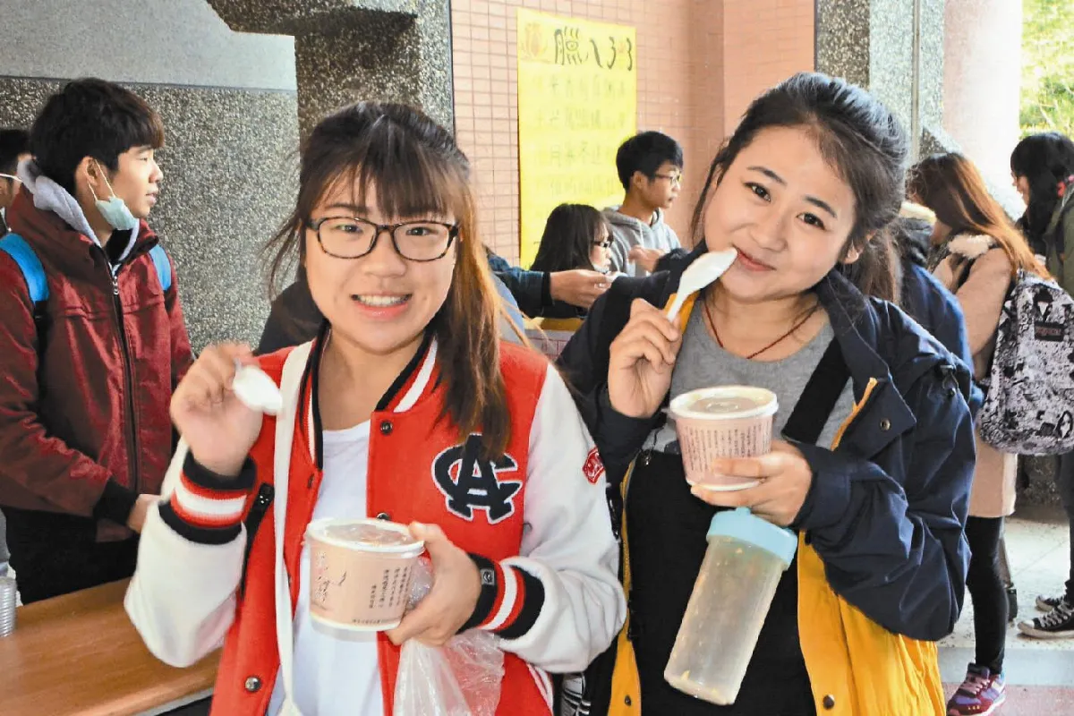佛大送臘八粥 陸生：超幸福