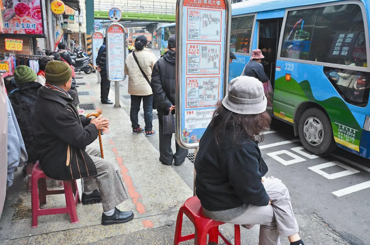 96歲阿伯愛心 老人等公車坐椅子