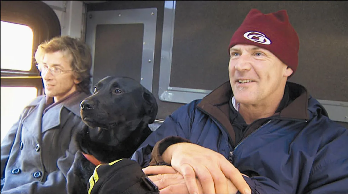 主人太忙 狗自搭公車到公園