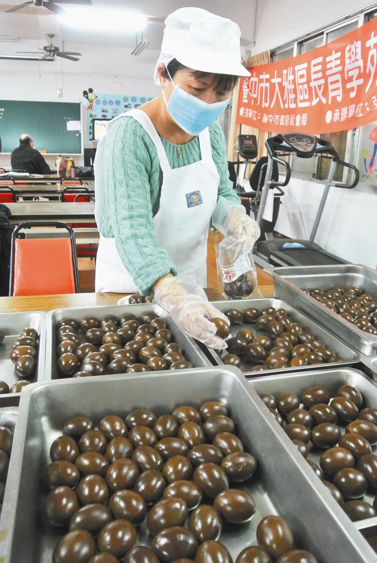 義工賣蛋 造福大雅里弱勢