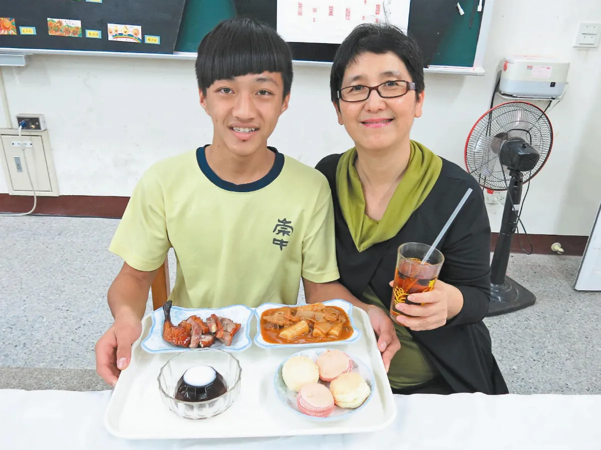 學生的獎狀是…老師煮的午餐