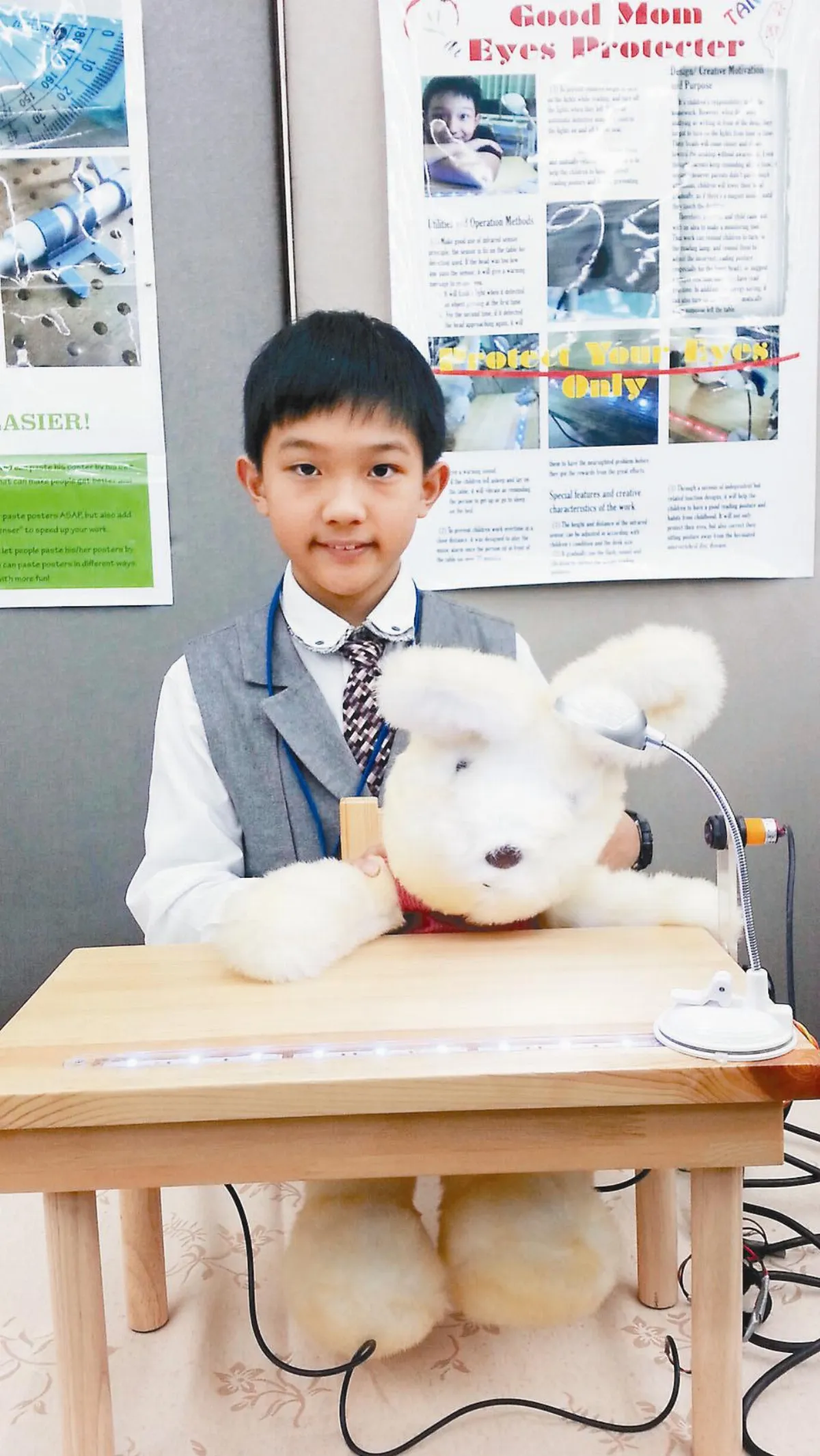 學童發明鍍金 教育部長說讚 閱讀矯正器 頭太低就放閃