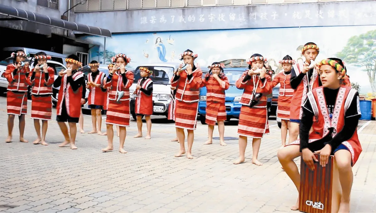 原童歌舞送愛 院生笑開懷