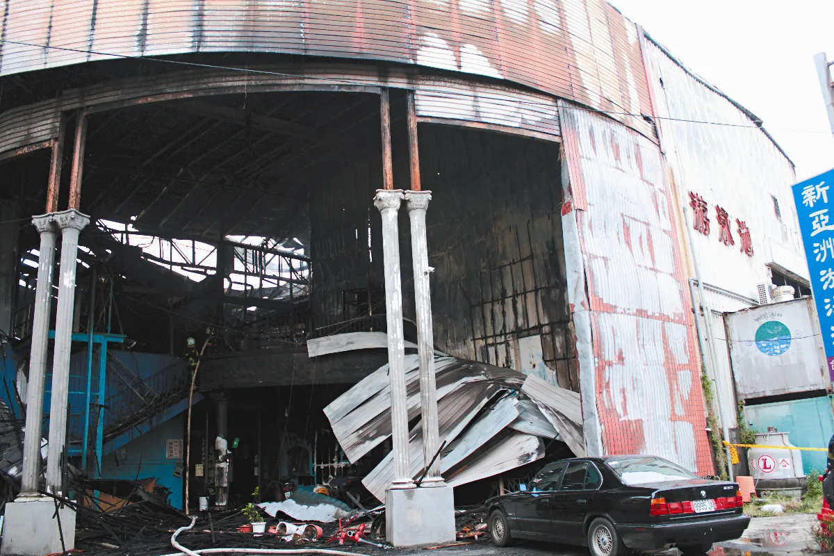 保齡球館爆燃 6消防員殉職