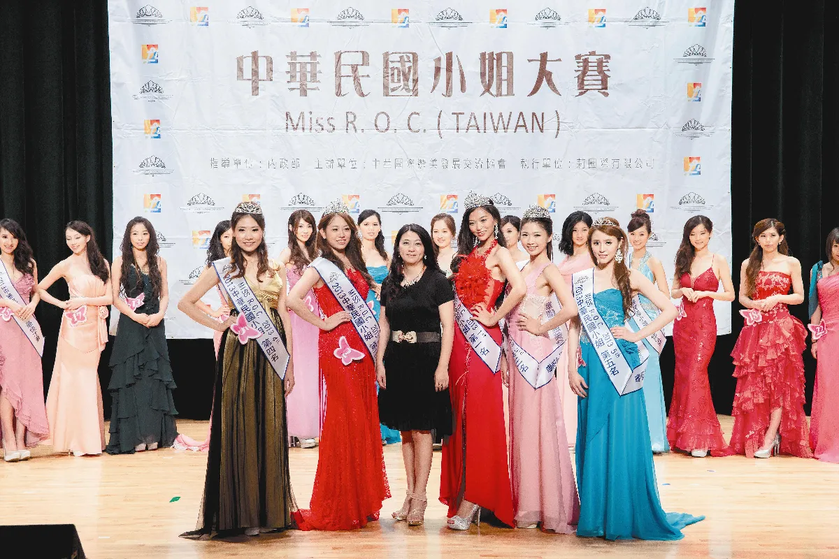 美女戴著 冠冕 做公益 莫忘真善美初衷