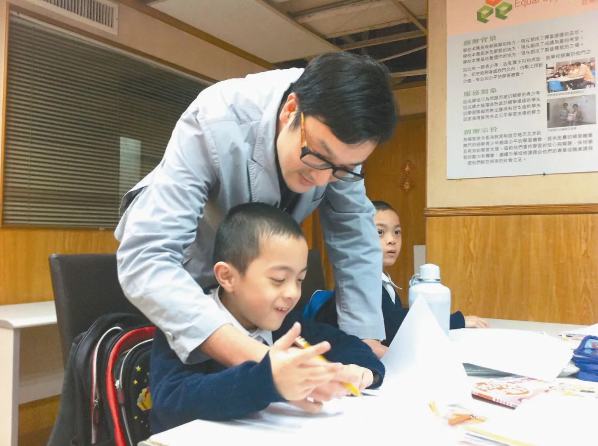 棄高薪 助弱勢 陳校長 免費一對一補習