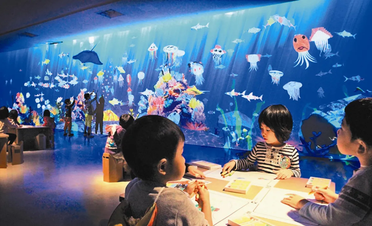 科技導入 手繪小魚陪孩子嬉戲