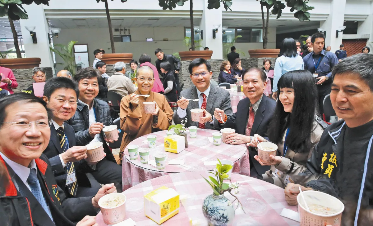 林佳龍讚臘八粥 象徵融合協調