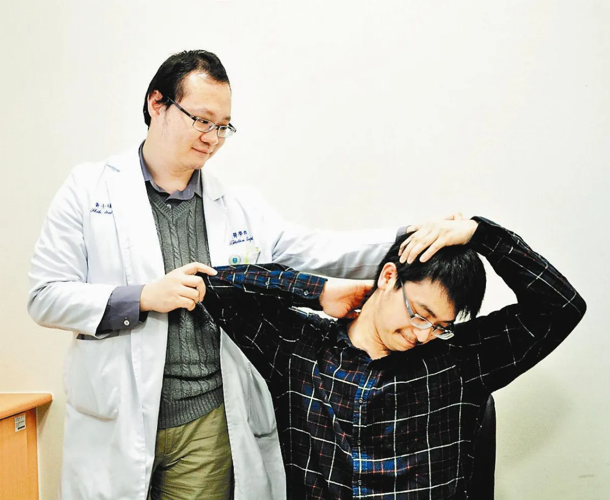 猛滑手機 低頭族頸椎長骨刺