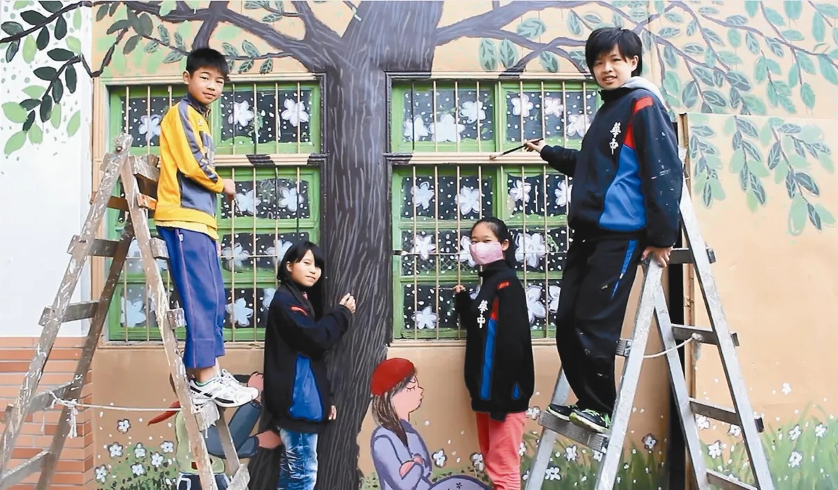 師生合力彩繪 華山國中水噹噹