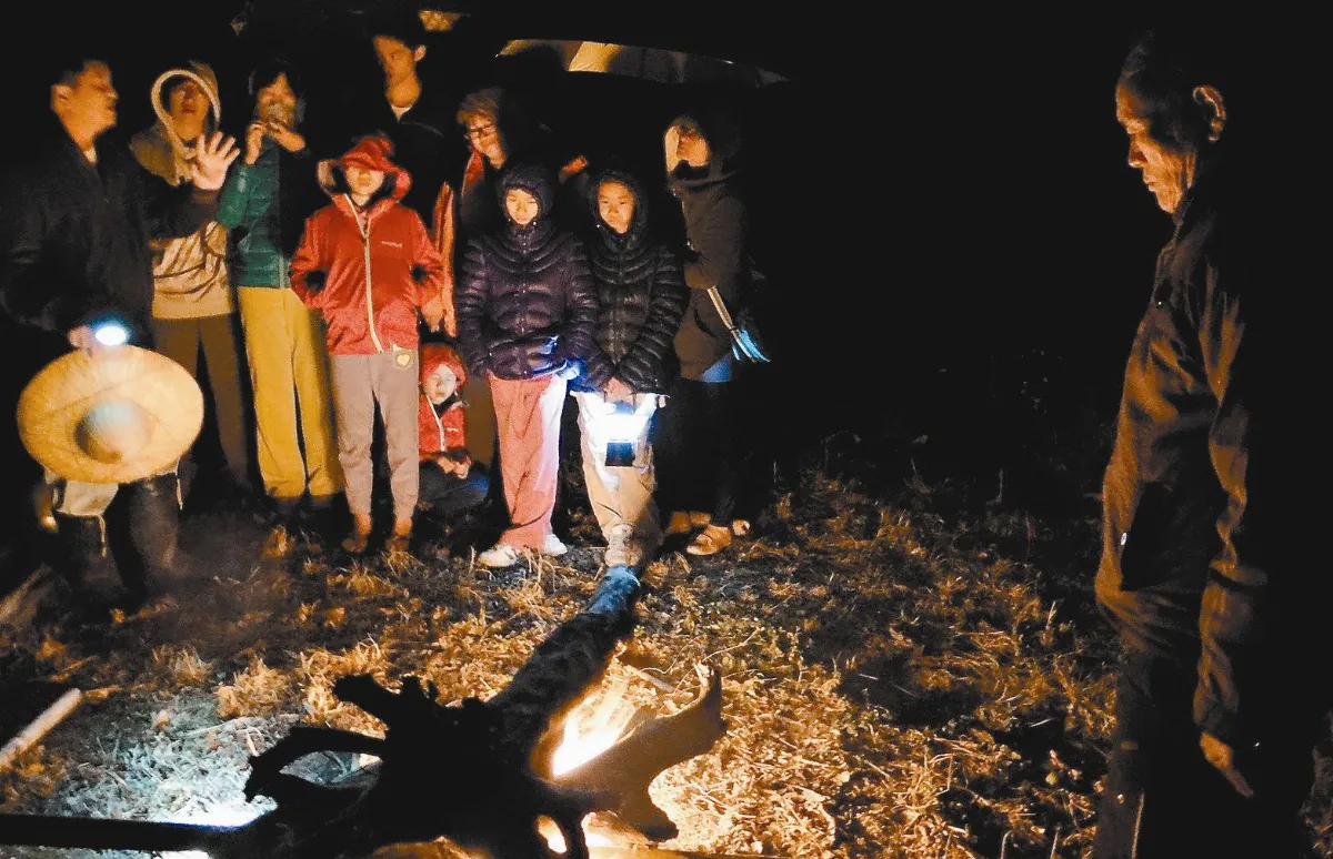 學生伴農寒夜驅鴨 粒粒皆辛苦