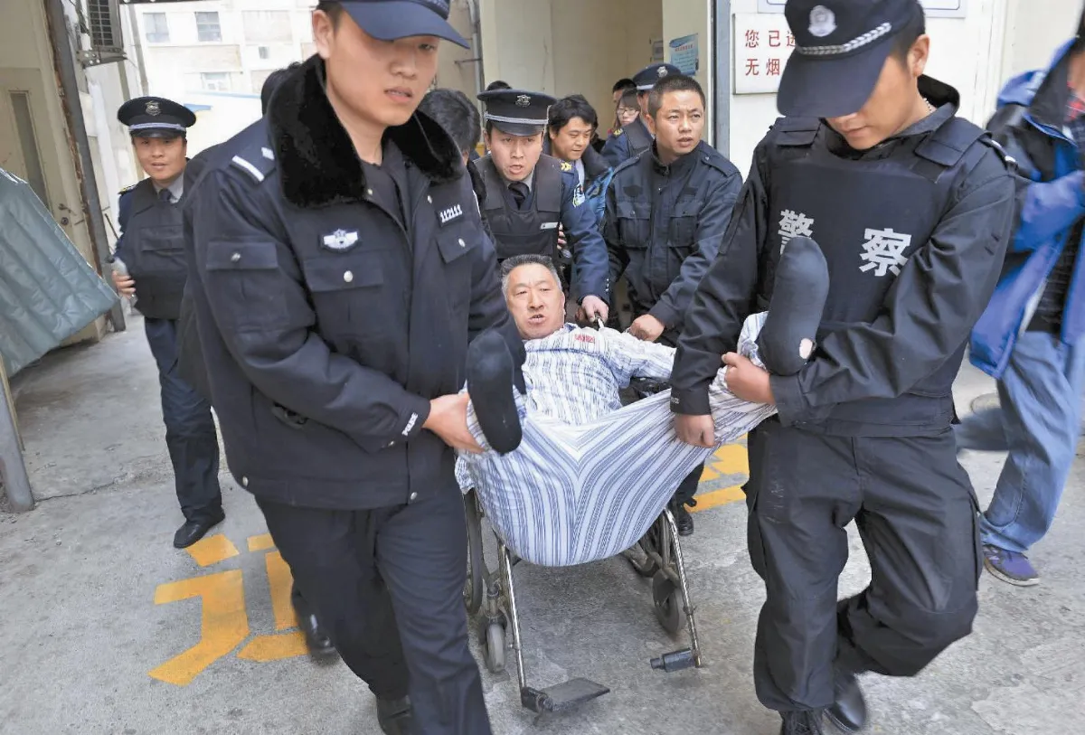 霸占病床3年 遭抬走