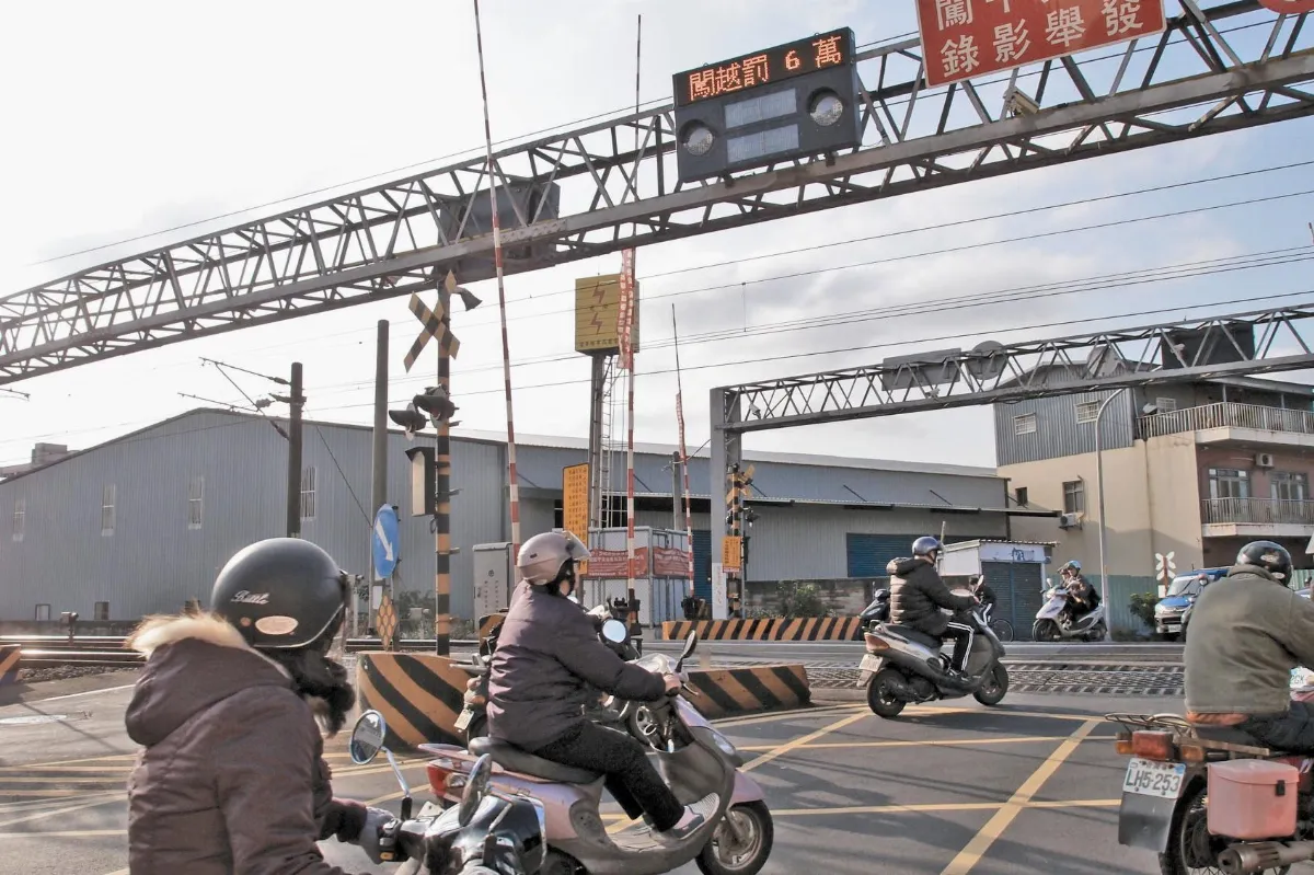 台鐵司機串連 明起降速過平交道