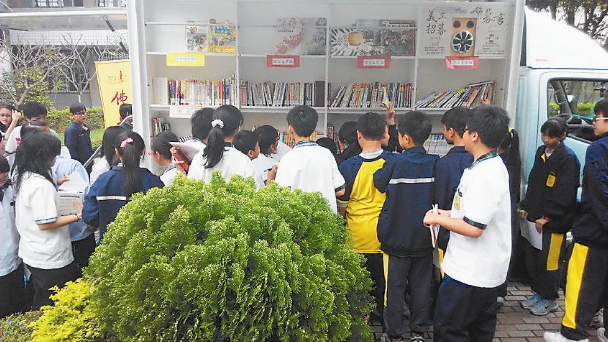 活化校園 彰德國中 找回學習力 雲水書車入校 全班在花園閱讀