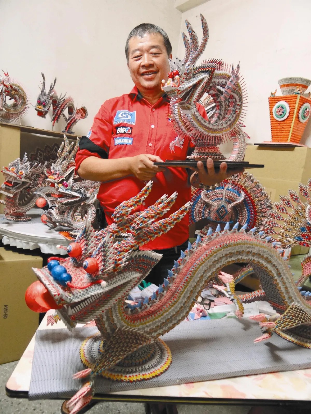 撲克牌紙龍  警衛黃鼎鉉無師自通