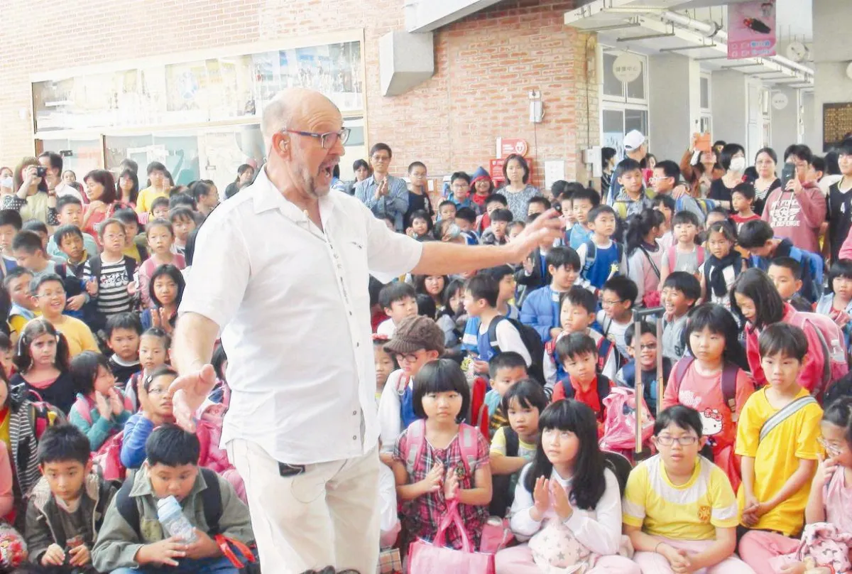 荷蘭溫暖男聲  氣爆區小學快閃