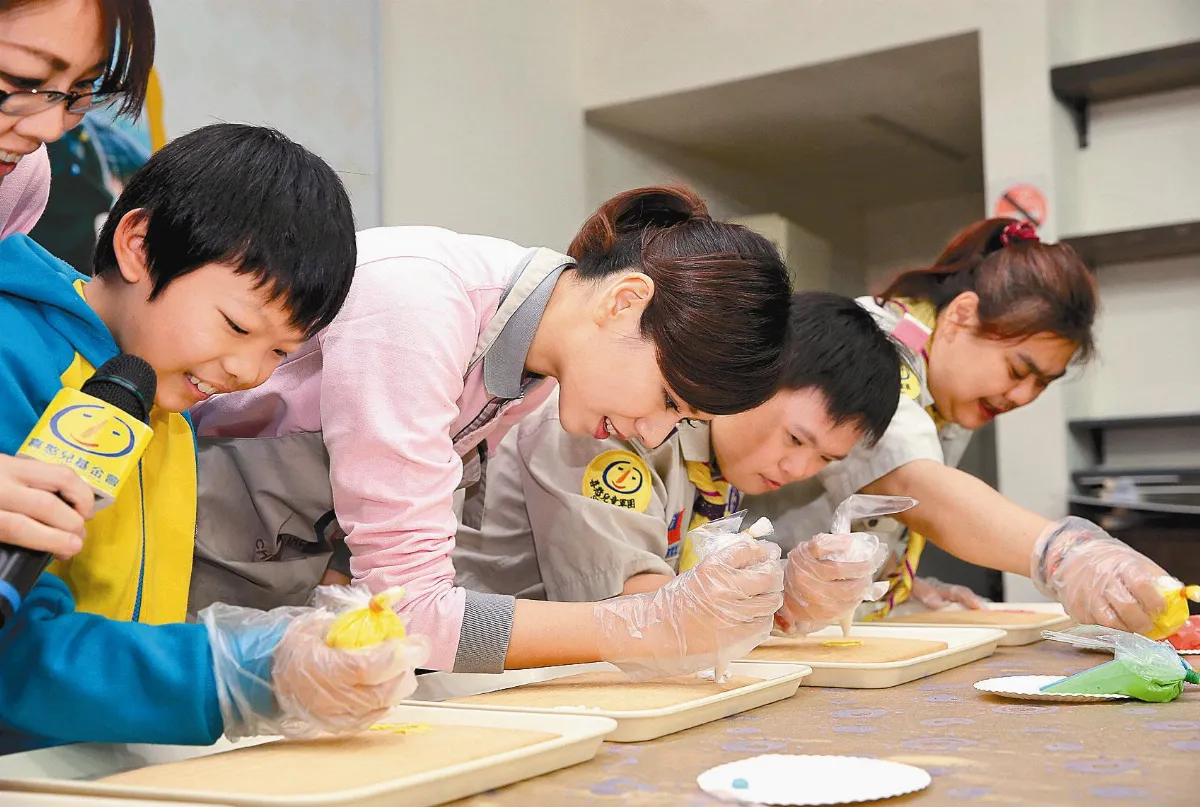 喜憨兒送餐盒 9座玉山高