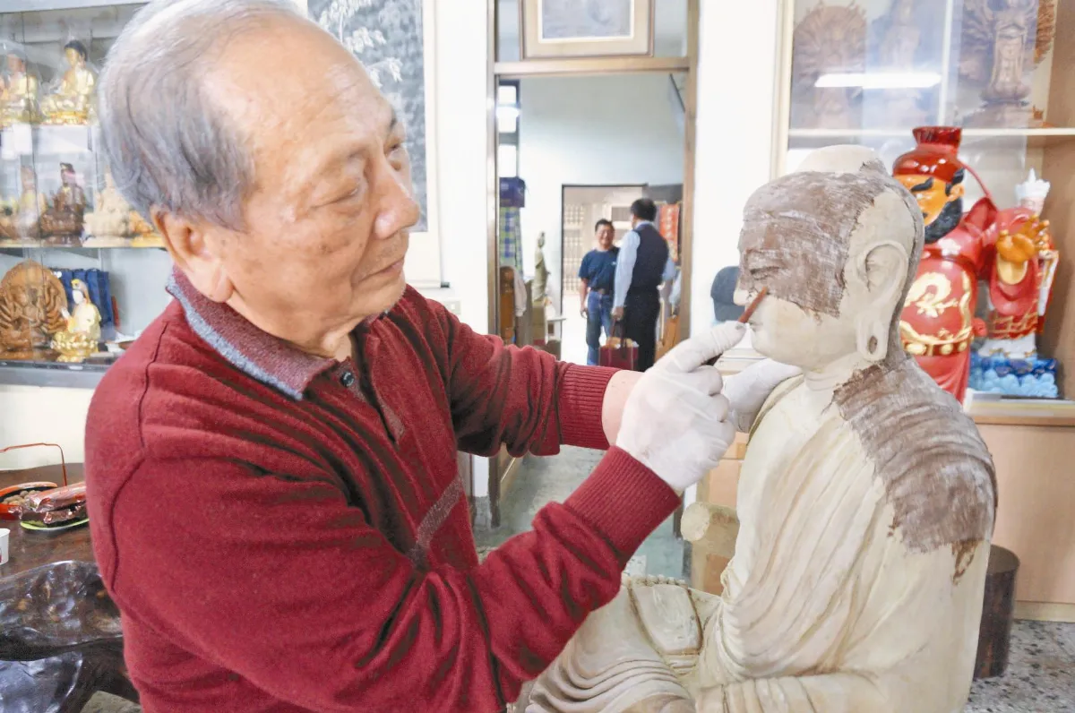葉勇助粧佛 傳承脫胎造像法